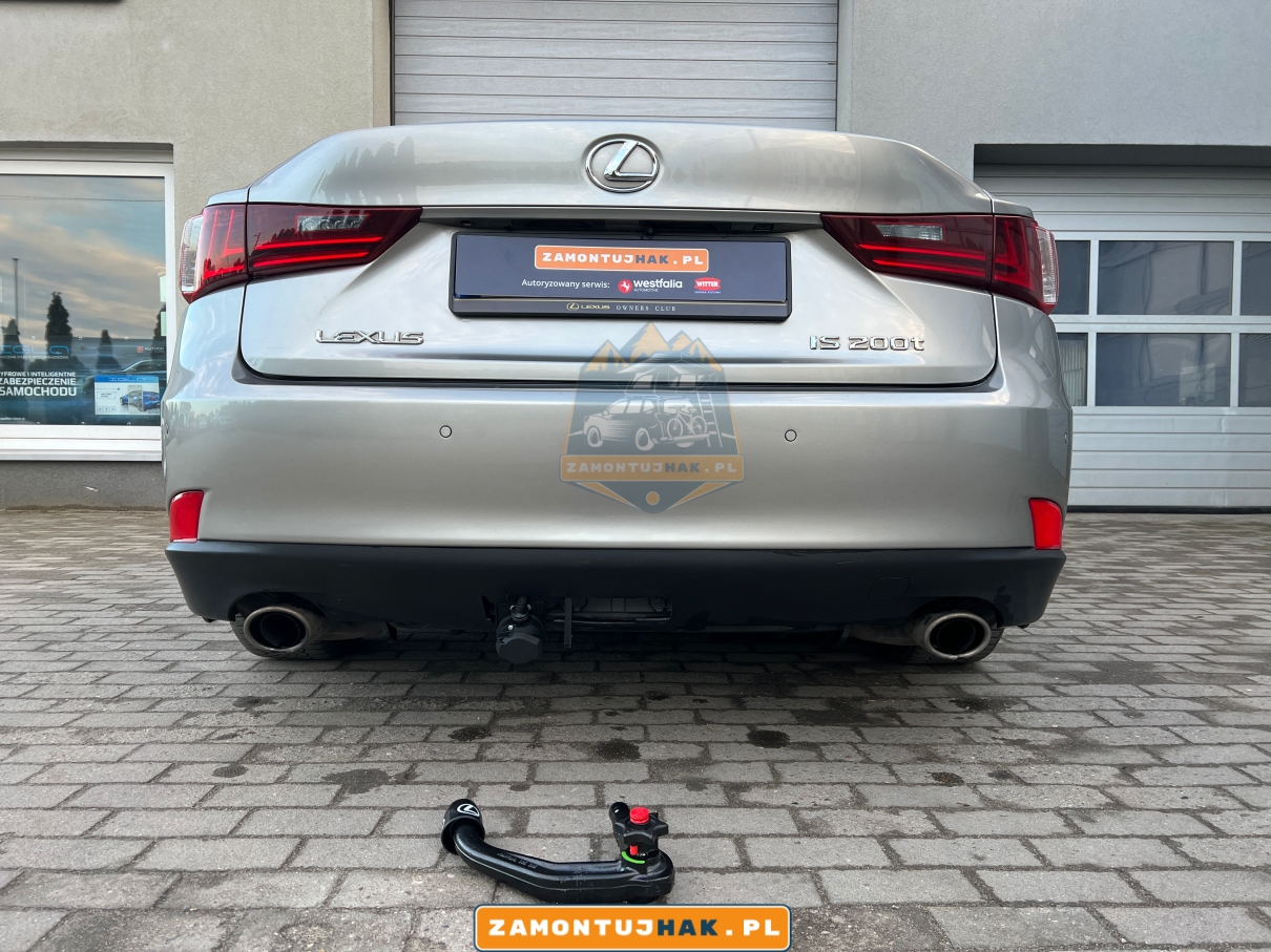 zdjecie z autem lexus is po montazu haka jak wyglada